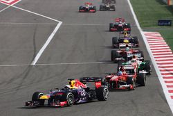 Sebastian Vettel, Red Bull Racing RB9 lídera a Fernando Alonso, Ferrari F138