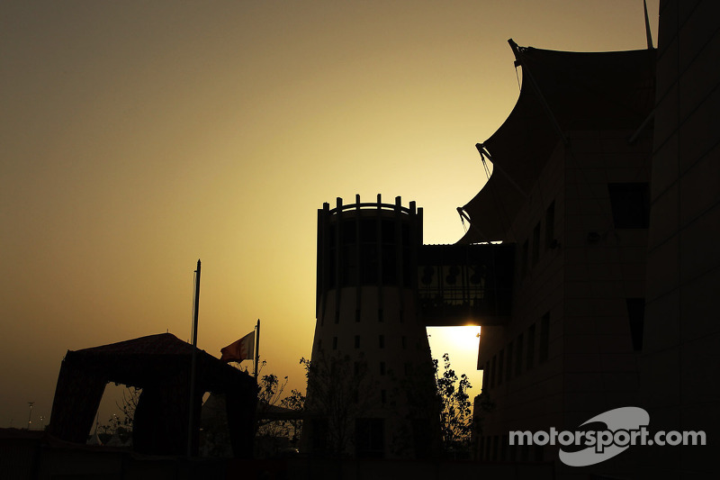 El sol se pone sobre el GP de Bahrein