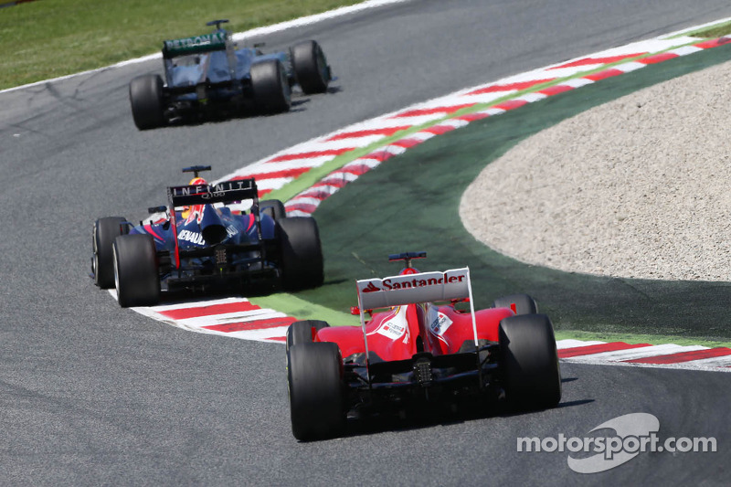 Nico Rosberg, Mercedes AMG F1 W04 leads Sebastian Vettel, Red Bull Racing RB9 and Fernando Alonso, Ferrari F138