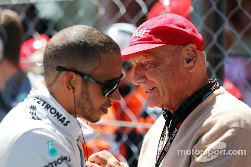 (L naar R): Lewis Hamilton, Mercedes AMG F1 met Niki Lauda, Mercedes Non-Executive Chairman op de gr