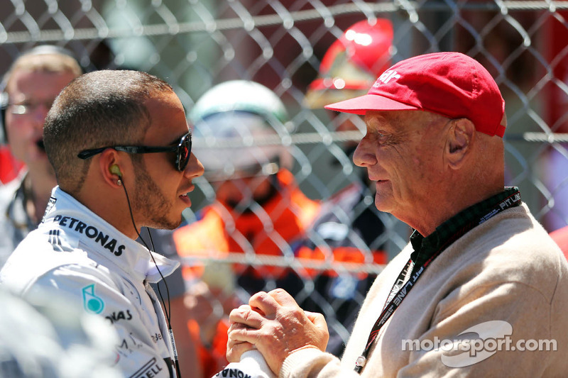 (L naar R): Lewis Hamilton, Mercedes AMG F1 met Niki Lauda, Mercedes Non-Executive Chairman op de gr