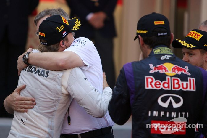 Ganador de la carrera Nico Rosberg, Mercedes AMG F1 celebra con Ross Brawn, jefe de equipo de F1 Mercedes AMG en parc ferme