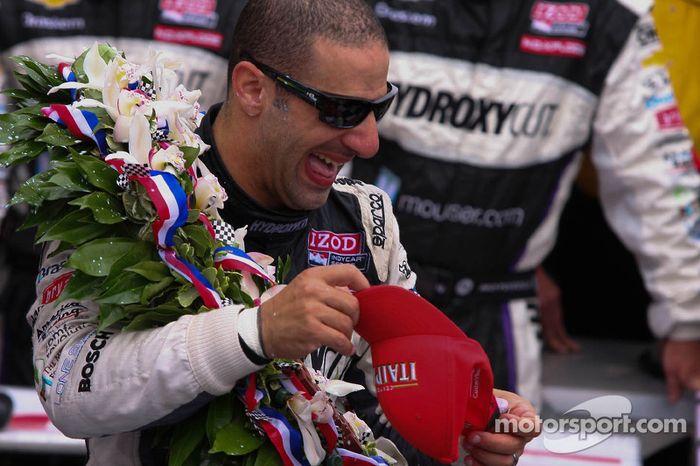 O vencedor Tony Kanaan comemora