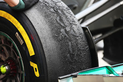 Pneu Pirelli desgastado na Mercedes AMG F1 W04