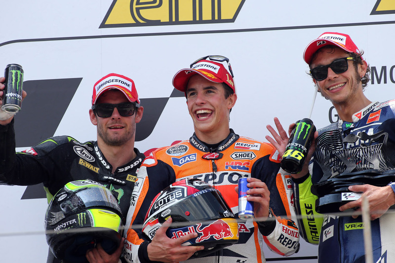 Podio: ganador de la carrera Marc Márquez, segundo lugar CAL Crutchlow y el tercer lugar Valentino R