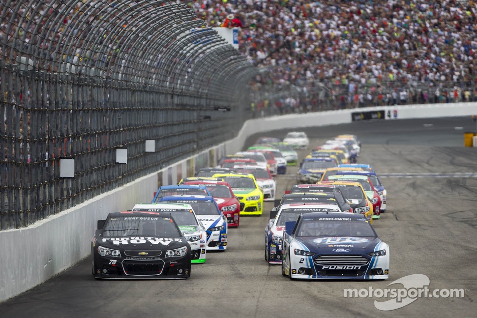 Start: Brad Keselowski leads