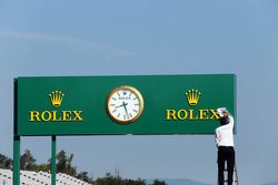 Limpiando el reloj Rolex de la pista