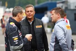Mario Isola, Pirelli Racing Manager, com Paul Hembery, Diretor Esportivo da Pirelli