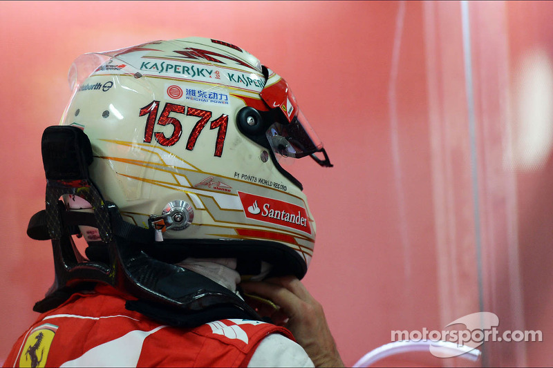 Fernando Alonso, Ferrari con un casco celebrando su récord de puntos en la Fórmula 1