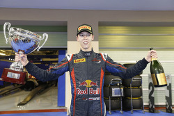 O vencedor e 2013 champion Daniil Kvyat