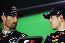 (Da esquerda para direita): Mark Webber, Red Bull Racing, e o companheiro Sebastian Vettel, Red Bull Racing, na coletiva de imprensa da FIA