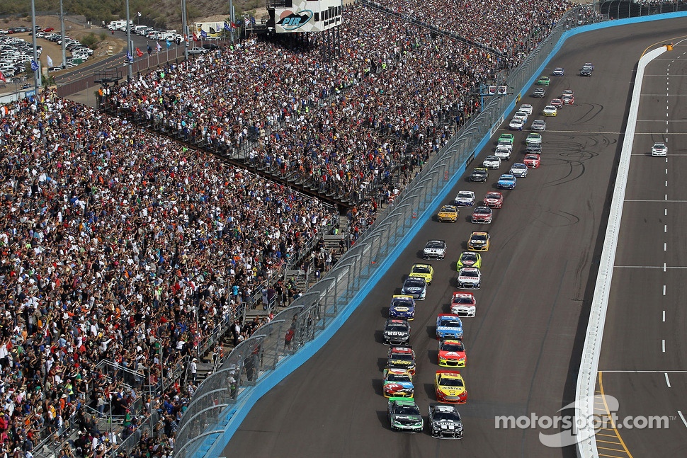 Start: Jimmie Johnson and Denny Hamlin lead the field