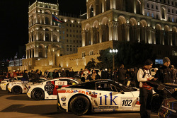 Centro de Baku; desfile a noite