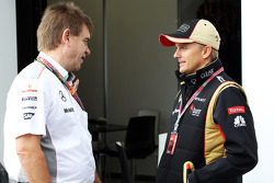 (G à D): Le Dr Aki Hintsa de McLaren avec Heikki Kovalainen, Lotus F1 Team