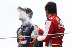 segundo colocado Mark Webber, Red Bull Racing e terceiro colocado Fernando Alonso, Scuderia Ferrari