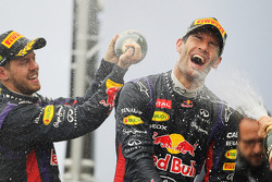 Mark Webber, Red Bull Racing comemora sua segunda posição e final GP no pódio com parceiro Sebastian Vettel, Red Bull Racing