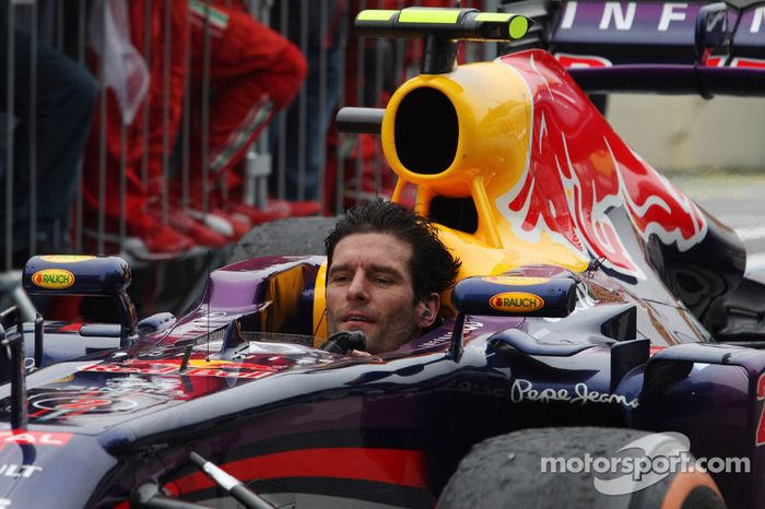 Mark Webber llega al pitlane ya sin casco tras terminar su último GP