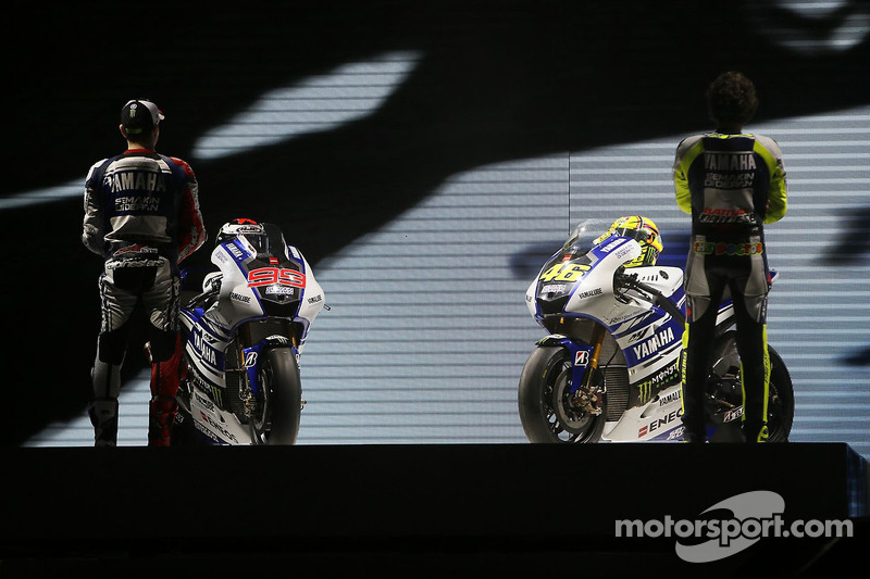 Jorge Lorenzo e Valentino Rossi presentano la Yamaha YZR-M1