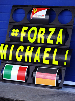 Pit board Ferrari tunjukan support untuk Michael Schumacher