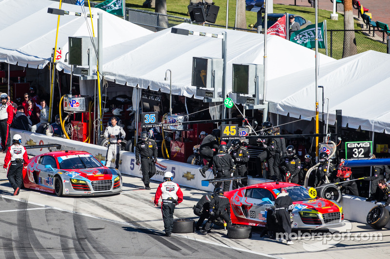 进站： #45 Flying Lizard Motorsports 奥迪R8 LMS: Nelson Canache, Spencer Pumpelly, Tim Pappas, Markus Win