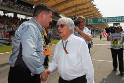 (Links naar rechts): Paul Hembery, Pirelli Motorsport-directeur, met Bernie Ecclestone, op de grid