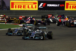 Start: Lewis Hamilton, Mercedes AMG F1 W05; Nico Rosberg, Mercedes AMG F1 W05
