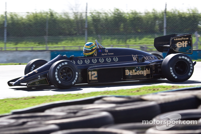 Bruno Senna mengemudikan Lotus 98T Ayrton Senna