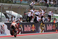 Vencedor da corrida Marc Marquez celebra