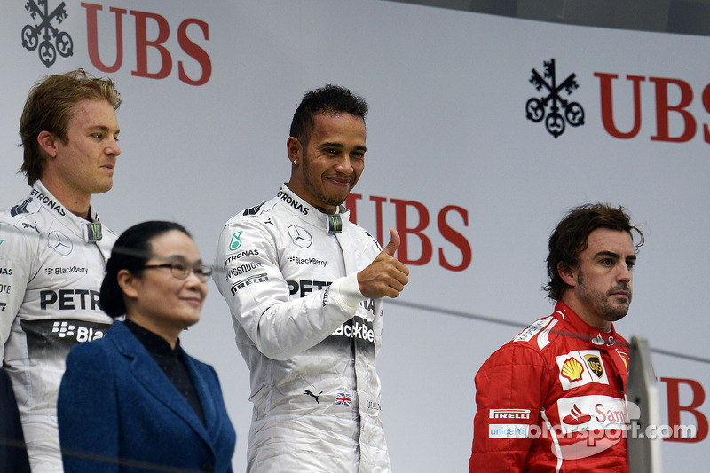 Podium: Sieger Lewis Hamilton mit Nico Rosberg und Fernando Alonso