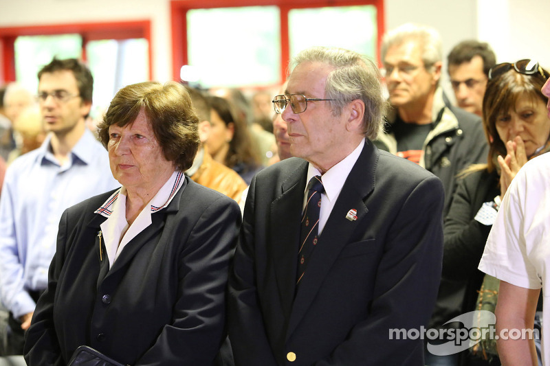 Misa en memoria de Roland Ratzenberger y Ayrton Senna celebrada por sacerdote Sergio Mantovani, el capellán de los conductores