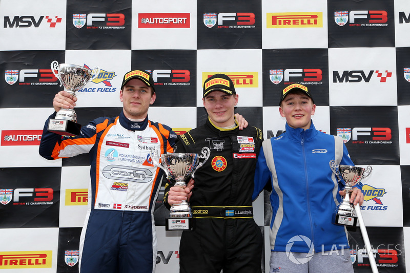 Podium: Racewinnaar Linus Lundqvist, Double R, tweede plaats Nicolai Kjaergaard, Carlin, derde plaats Billy Monger, Carlin