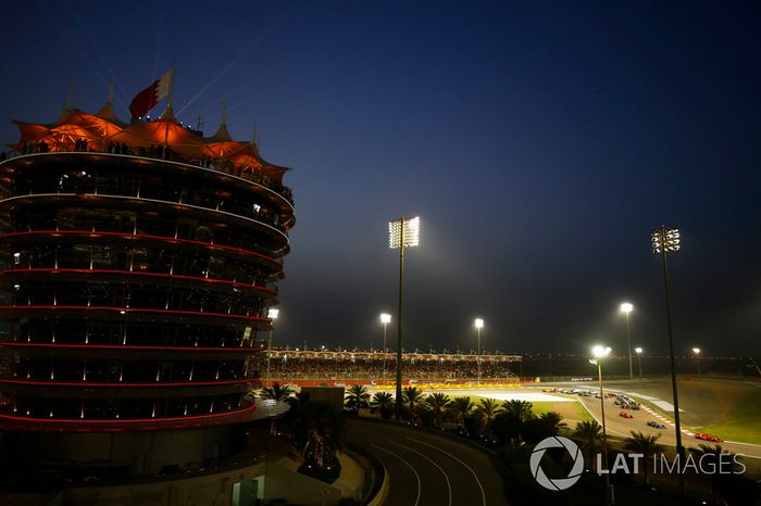 Sebastian Vettel, Ferrari SF71H, Valtteri Bottas, Mercedes AMG F1 W09, Kimi Raikkonen, Ferrari SF71H, y el resto del del grupo al comienzo de la carrera