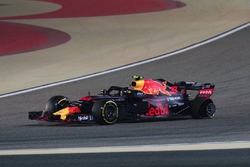 Max Verstappen, Red Bull Racing RB14 with puncture on lap one