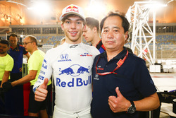 Pierre Gasly, Toro Rosso, and Toyoharu Tanabe, F1 Technical Director, Honda, celebrate a 4th place finish