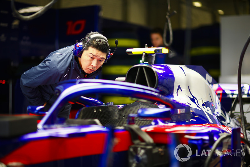 Kru Honda mempelajari Toro Rosso STR13 Honda