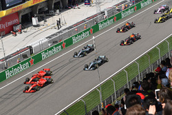 Sebastian Vettel, Ferrari SF71H e Kimi Raikkonen, Ferrari SF71H al comando alla partenza della gara