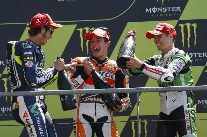 El ganador de la carrera Marc Marquez, segundo lugar Valentino Rossi y tercer puesto Alvaro Bautista