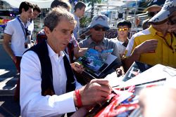 Alain Prost, distribui autógrafos aos fãs