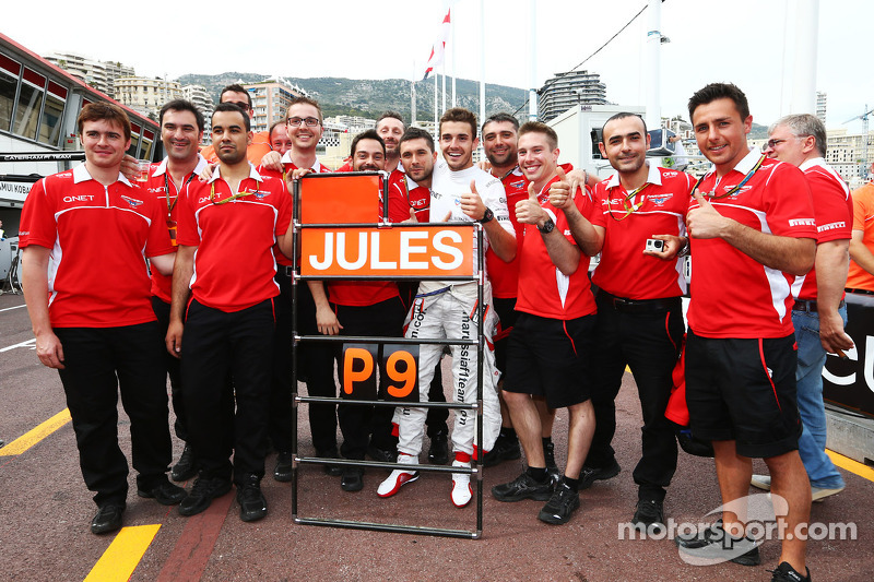 Jules Bianchi, Marussia F1 Takımı ve takım üyeleri ilk puanların kutlamasını yapıyor