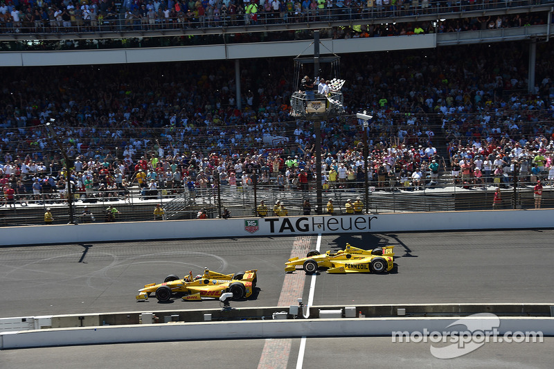 Ryan Hunter-Reay wint voor Helio Castroneves