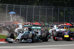 Nico Rosberg et Lewis Hamilton au départ de la course