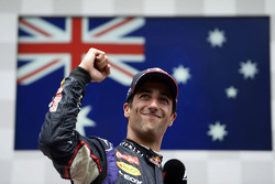 Podio: ganador de la carrera Daniel Ricciardo, Red Bull Racing celebra