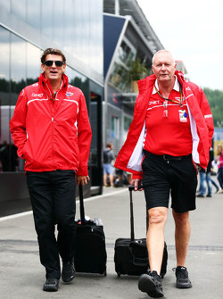 (Links naar rechts): Graeme Lowdon, Marussia F1 Team Chief Executive Officer, met John Booth, Maruss