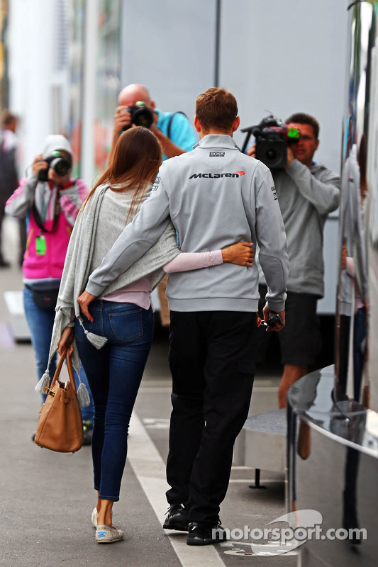 Jenson Button, McLaren con la sua fidanzata Jessica Michibata