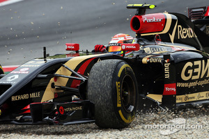 Pastor Maldonado, Lotus F1 E21 runs wide off the circuit