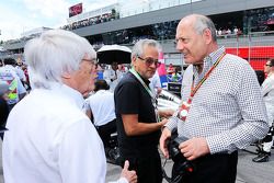 Bernie Ecclestone, en la parrilla con Ron Dennis, Presidente Ejecutivo de McLaren
