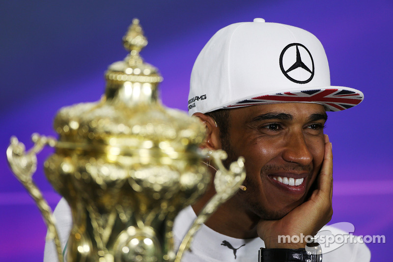 Il vincitore della gara Lewis Hamilton, Mercedes AMG F1 alla conferenza post gara FIA