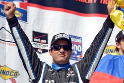 El ganador de la carrera, Juan Pablo Montoya, del equipo Penske.