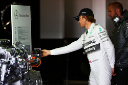 Nico Rosberg, Mercedes AMG F1 guarda un motore Mercedes