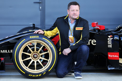 Paul Hembery, Pirelli Motorsport-directeur en de Lotus F1 E22 met nieuwe 18 inch Pirellibanden en -v